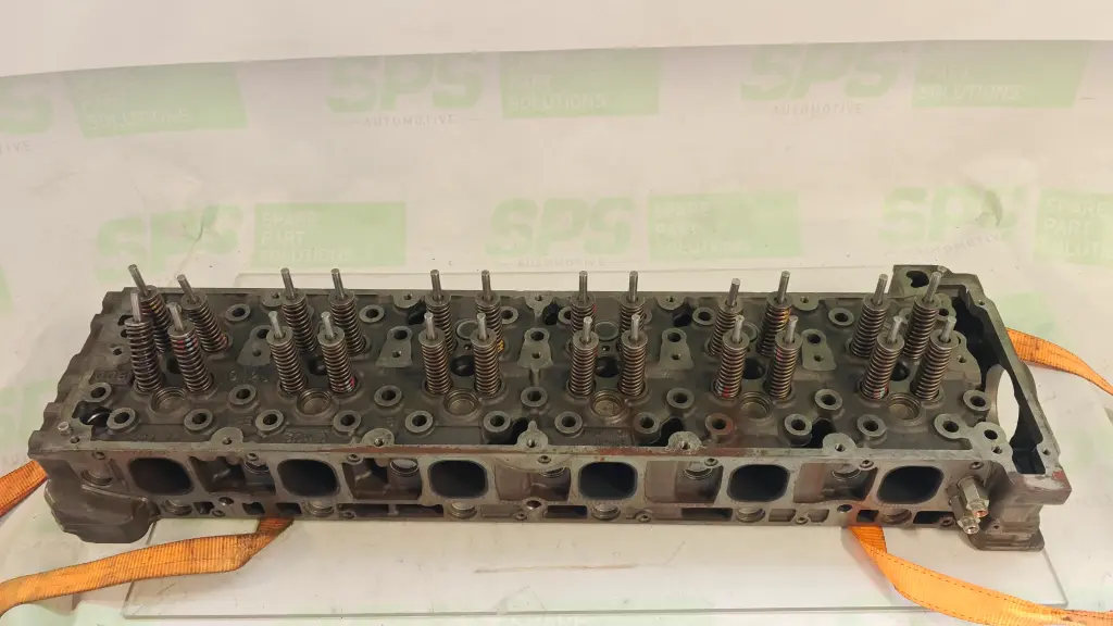 Mercedes Complete Cylinder Head (Complete, with valves - damaged valves, speacial price ) OM471