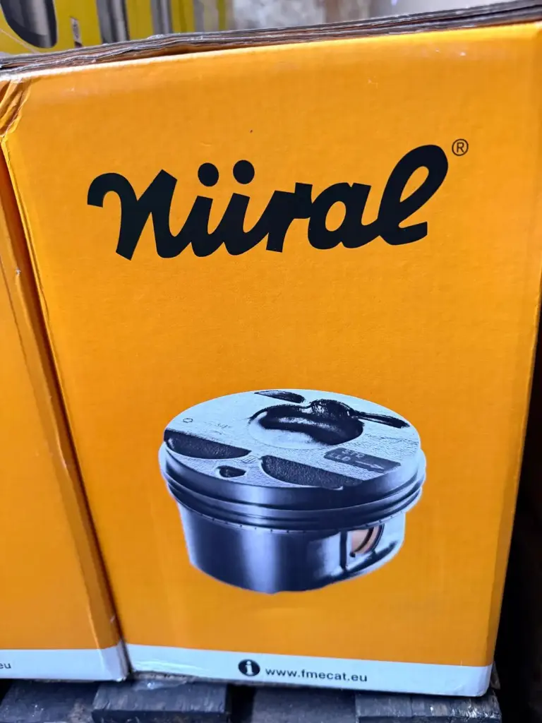 Nural goetze engine piston kit 126 8972962STD